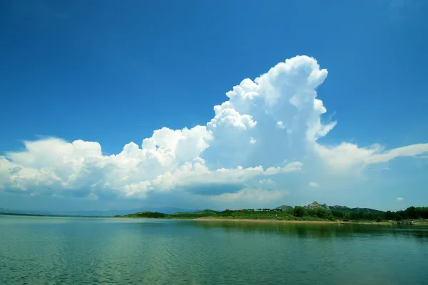 湖の自然の風景、白い雲と青い空, あごの北 — ストック写真