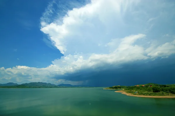 湖の自然の風景、白い雲と青い空, あごの北 — ストック写真