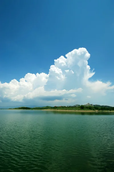 Lago scenario naturale, nuvole bianche e cielo blu, nel nord mento — Foto Stock