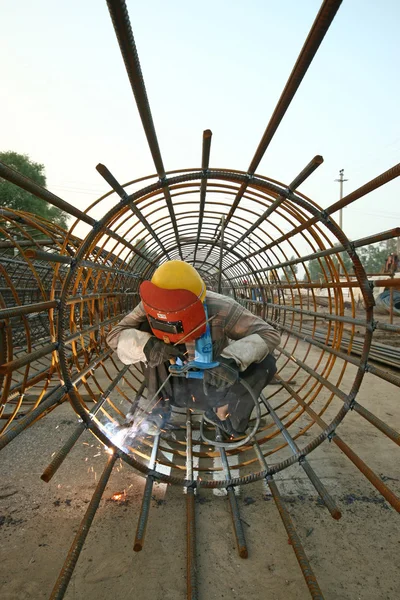 Soldadores eléctricos en una obra de construcción —  Fotos de Stock