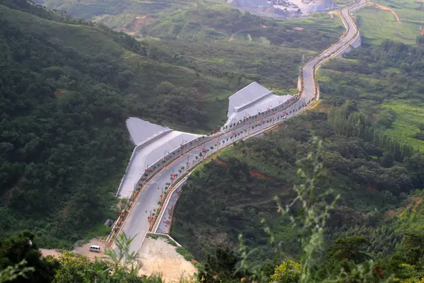 Overlooking highway in mountain area — Stock Photo, Image