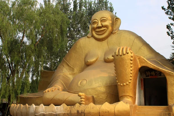 Estátua de buda dourada — Fotografia de Stock