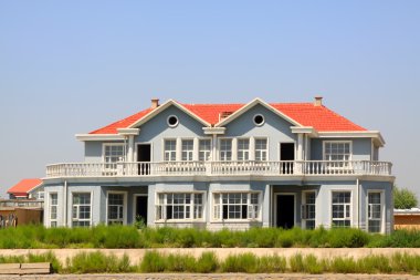 Kırmızı çatı inşaat