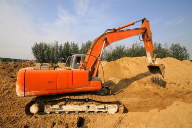 Traktörler inşaat sitesinde