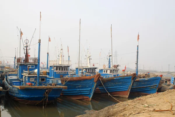 Рыболовные лодки, стоящие на якоре вдоль берега — стоковое фото