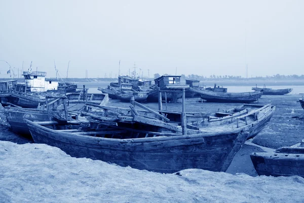 Wreck of the fishing boat stopped on the shore — Stock Photo, Image