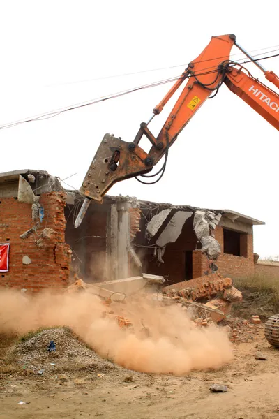 Traktoren reißen das schlechte Haus ab — Stockfoto