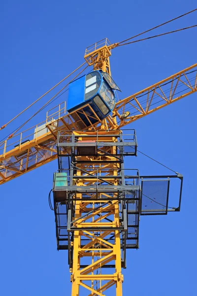 Guindaste de torre sob o céu azul — Fotografia de Stock