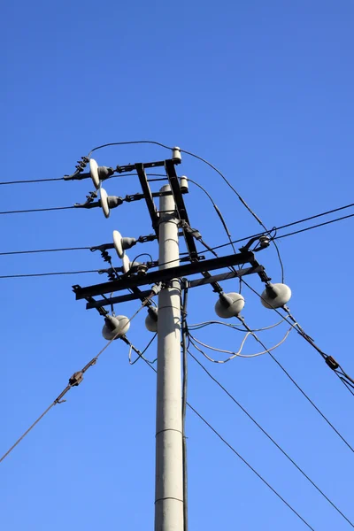 Telefonmast am blauen Himmel — Stockfoto