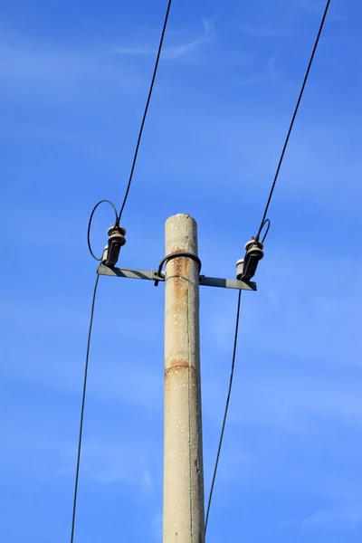 Telefonstolpe i den blå himlen — Stockfoto