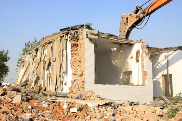 Tractors are dismantling houses — Stock Photo, Image