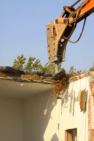 Tratores estão desmontando casas — Fotografia de Stock