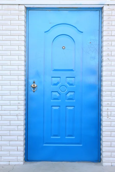 Голубые двери безопасности — стоковое фото