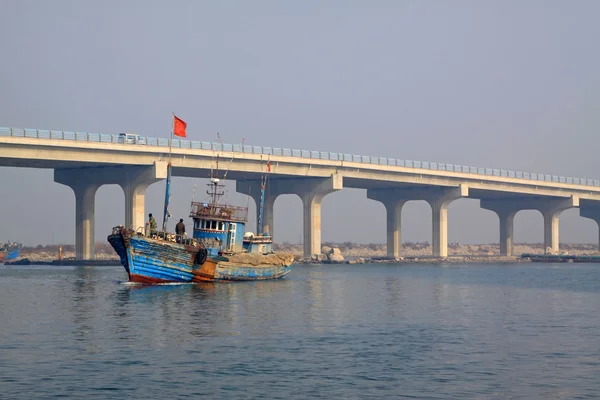 Brug over de rivier — Stockfoto