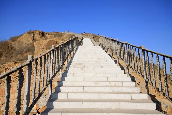 Stenen trappen onder de blauwe hemel — Stockfoto