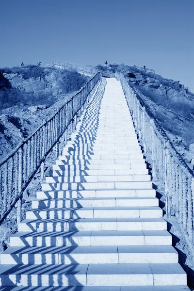 Steinstufen unter blauem Himmel — Stockfoto