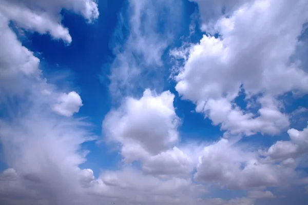 Blauer Himmel und weiße Wolken — Stockfoto