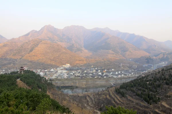 Ορεινό τοπίο χωριό στη βόρεια Κίνα — Φωτογραφία Αρχείου