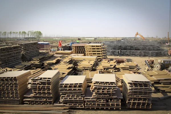 Matériaux empilés sur un chantier de construction, Chine du Nord — Photo