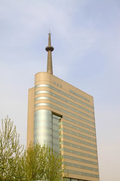 Edifício alto no céu azul — Fotografia de Stock