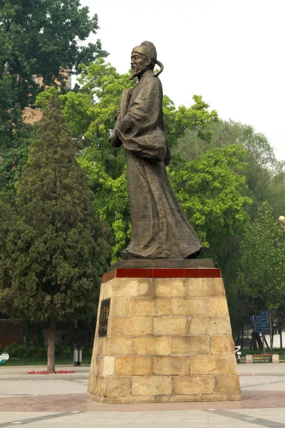 Estátua de um homem em um parque — Fotografia de Stock