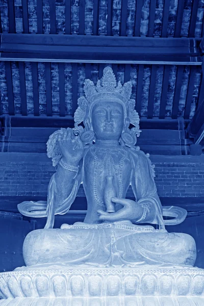 Фігура Будди, стародавній китайський традиційні архітектурних стил — стокове фото