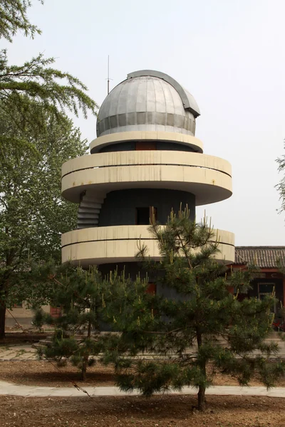 Modelado elegante edificio en un parque —  Fotos de Stock