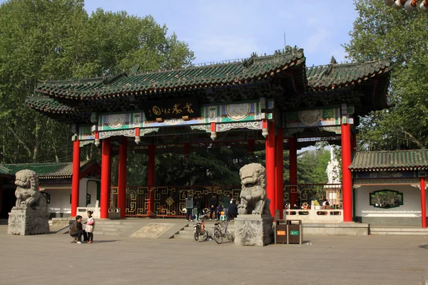 Oude chinese traditionele architecturale entree in een park — Stockfoto