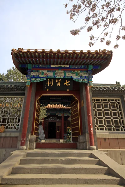 Estilo de arquitetura chinesa antiga de portões, em um parque — Fotografia de Stock