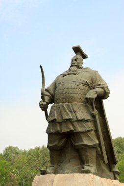 karakter taş heykellerin bir parkta