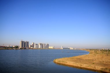 Göl kenarında inşa