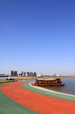 mavi gökyüzünün altında gölün Peyzaj mimarlığı