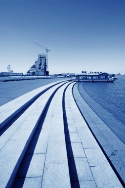 mavi gökyüzünün altında gölün Peyzaj mimarlığı