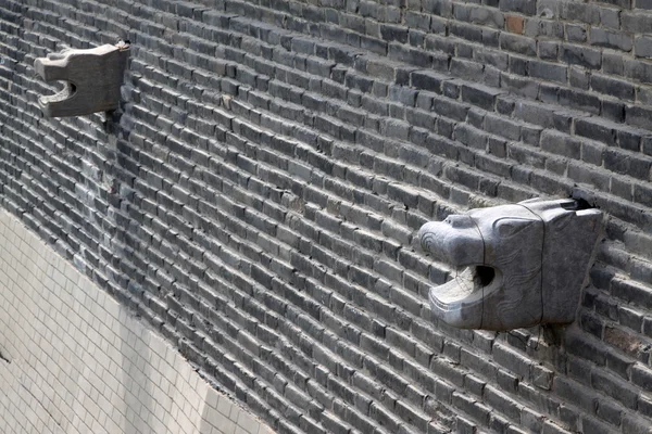 Water outlet of the animal model, gray brick wall, traditional C — Stock Photo, Image