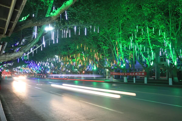 Fahrzeuge und Licht, Bäume in der modernen Stadt, in der Nacht — Stockfoto