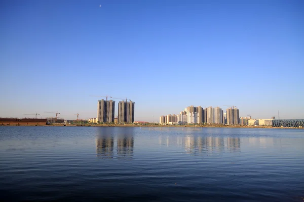 Edificio junto al lago — Foto de Stock