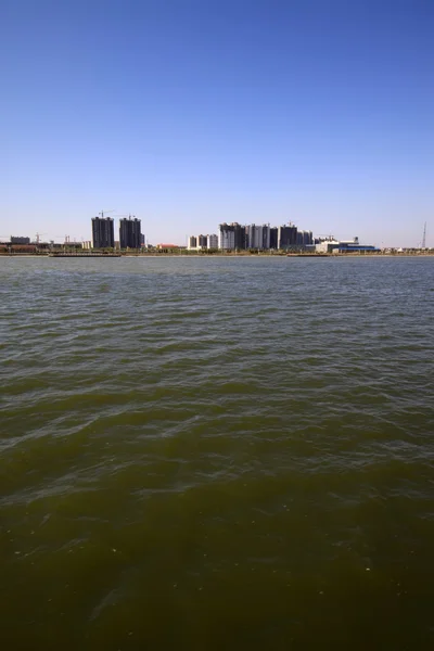 Gebäude am See — Stockfoto