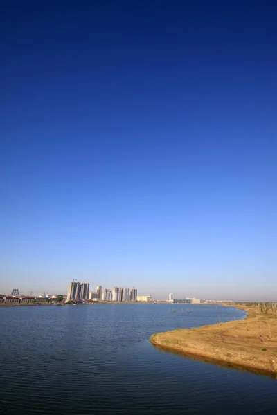 Construção junto ao lago — Fotografia de Stock