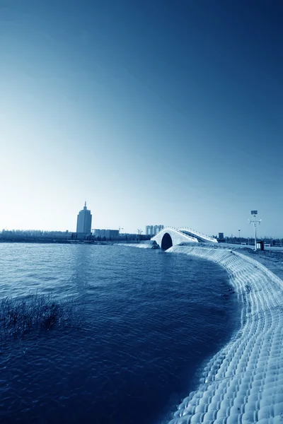 Paesaggio lacustre sotto il cielo blu — Foto Stock