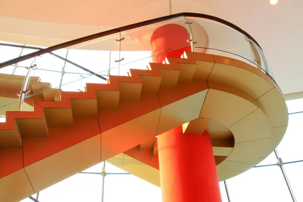Cidade interior de vidro escadas rotativas — Fotografia de Stock