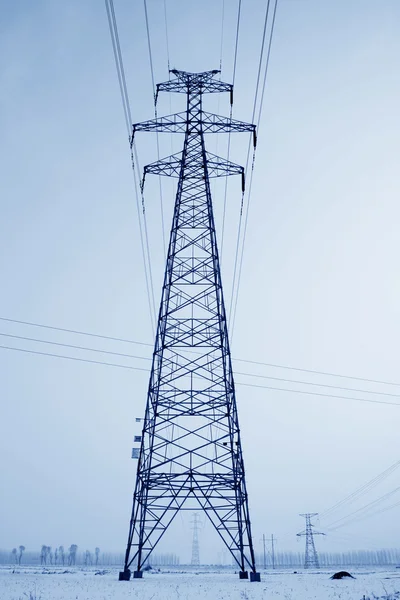 Struktura elektryczna wieża w śniegu — Zdjęcie stockowe