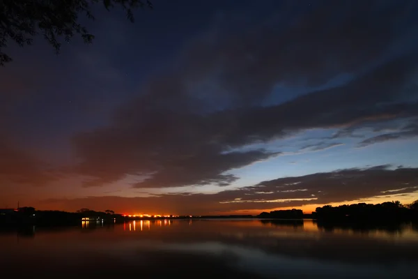 Ночной пейзаж реки — стоковое фото