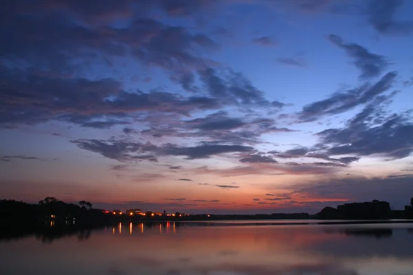 Ночной пейзаж реки — стоковое фото