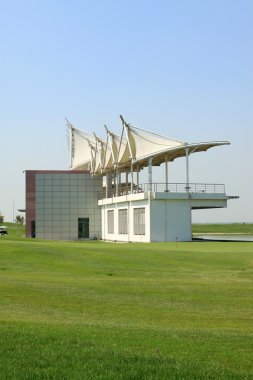 golf sahasında binalar