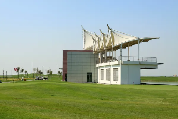 Edifícios no campo de golfe — Fotografia de Stock