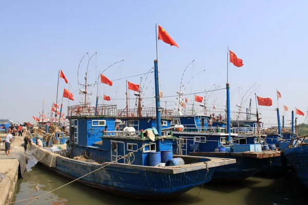 Barcos atracados en el muelle —  Fotos de Stock