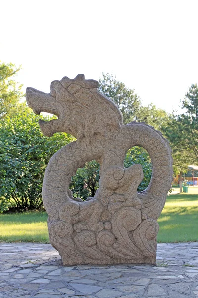 Sternzeichen Stein im Park — Stockfoto