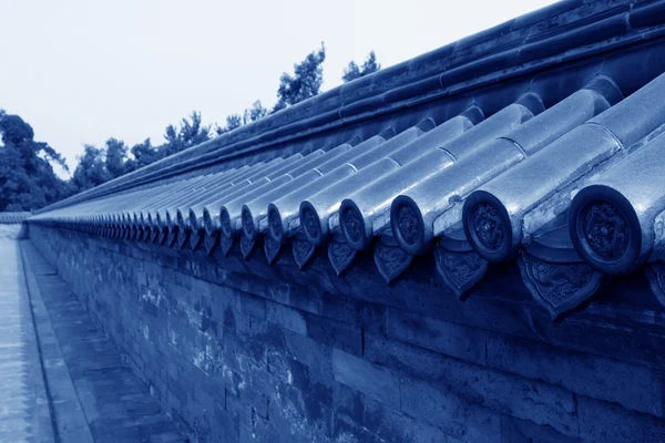 Blauwe geglazuurde tegels op de muur — Stockfoto