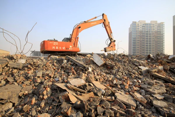 Escavadeira no local de limpeza de detritos de construção — Fotografia de Stock