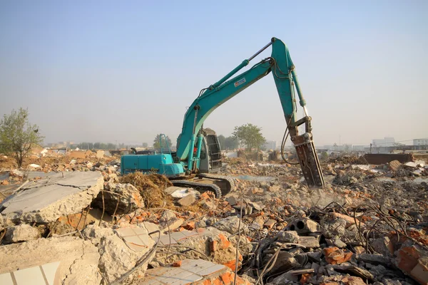 Excavadora en el sitio de limpieza de residuos de construcción —  Fotos de Stock